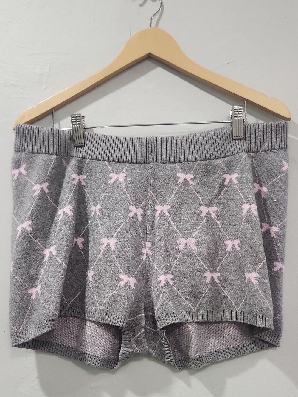 Link Lounge Gray Knit Bow-Pattern Shorts